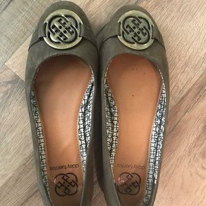 Size 7 NEVER WORN. Army green flats